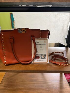Valentino Rockstud medium Leather Tote Bag w/COA and crossbody strap